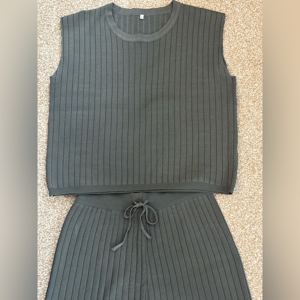 Women’s Green Ribbed Lounge Set - Picture 3 of 4